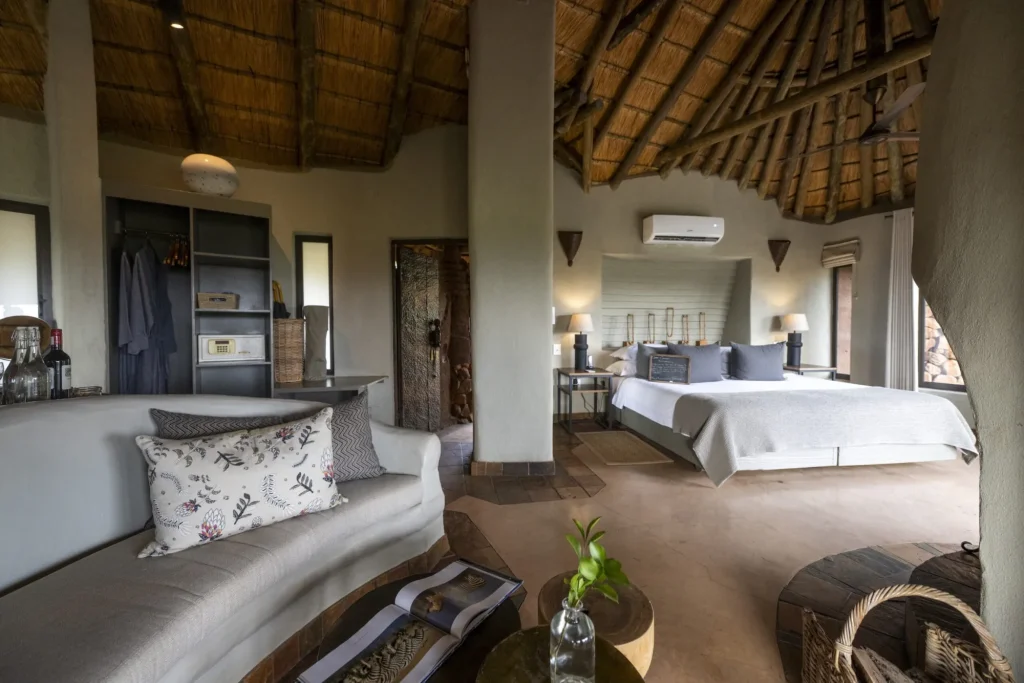 Suite with a thatched roof and lounge area